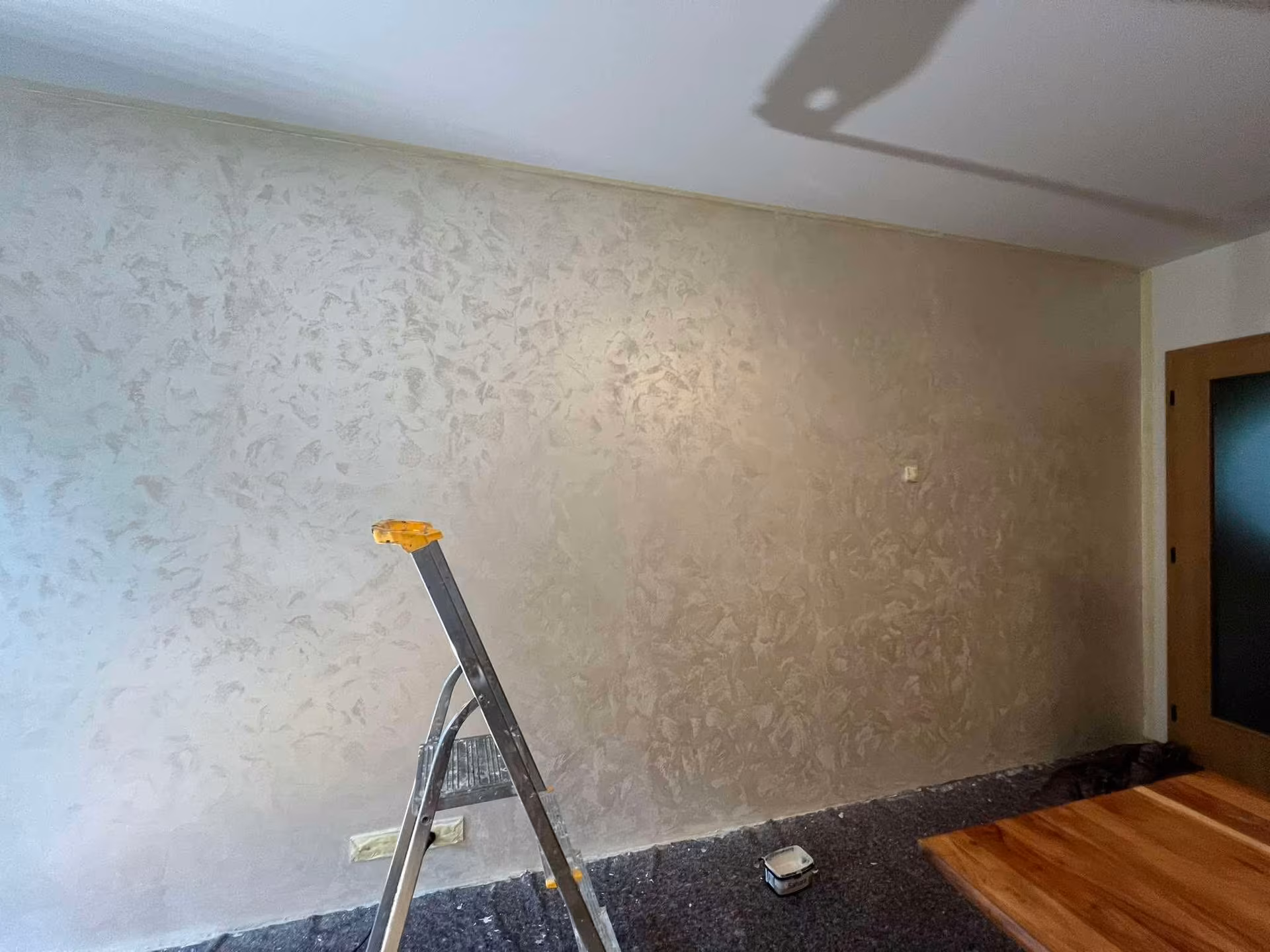 Ruční aplikace perleťové dekorativní stěrky